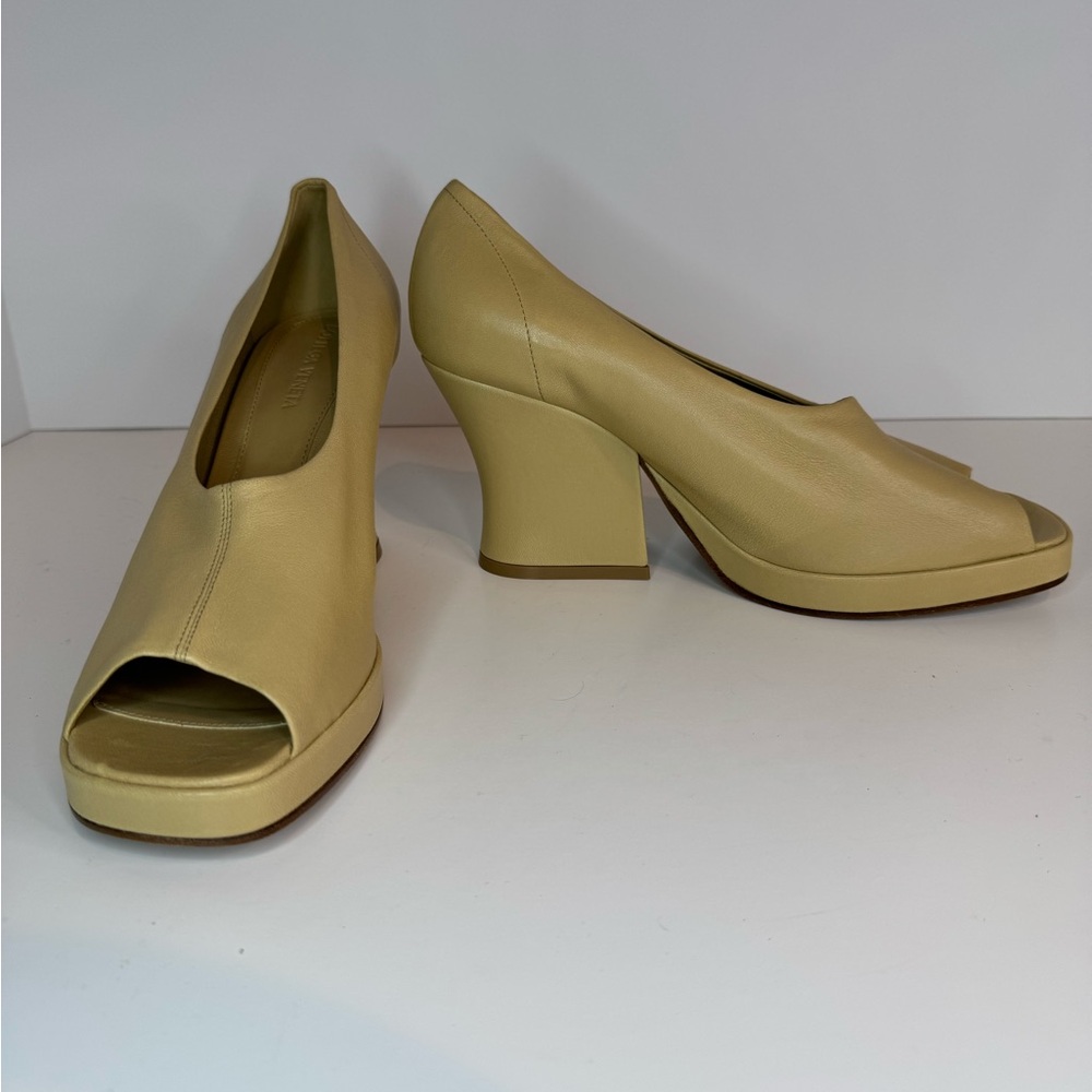 New! Never Worn! Bottega Veneta Elegant Beige/Nude Peep-Toe Heels!